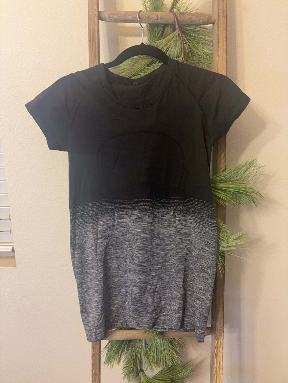 Lululemon Swiftly Tech Short Sleeve Shirt Size 8 Black Grey Ombre